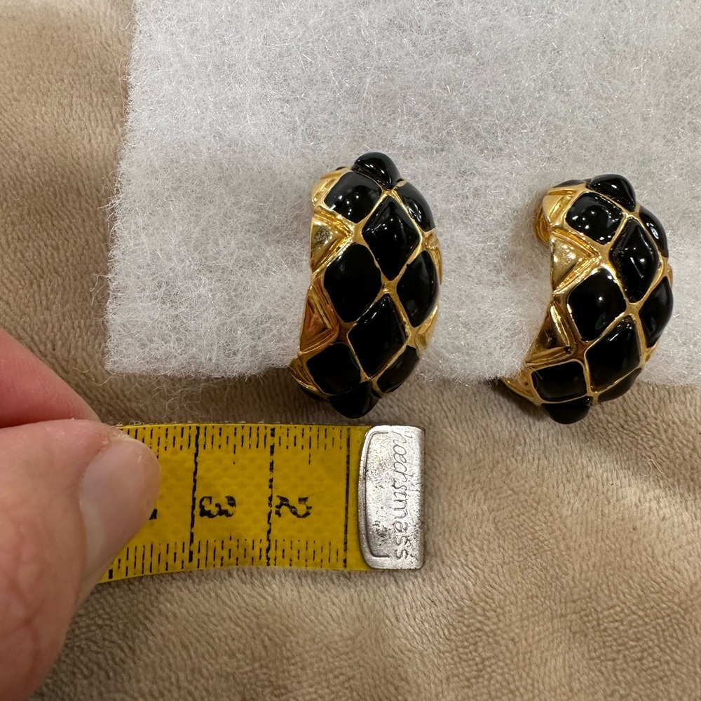 Black and gold color clip on earrings. - Picture 5 of 5
